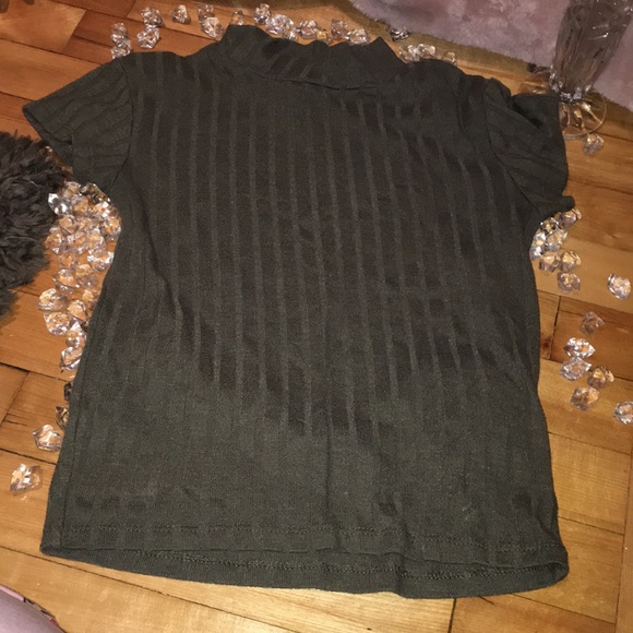 Beautiful top green with a tight fit - Picture 2 of 2